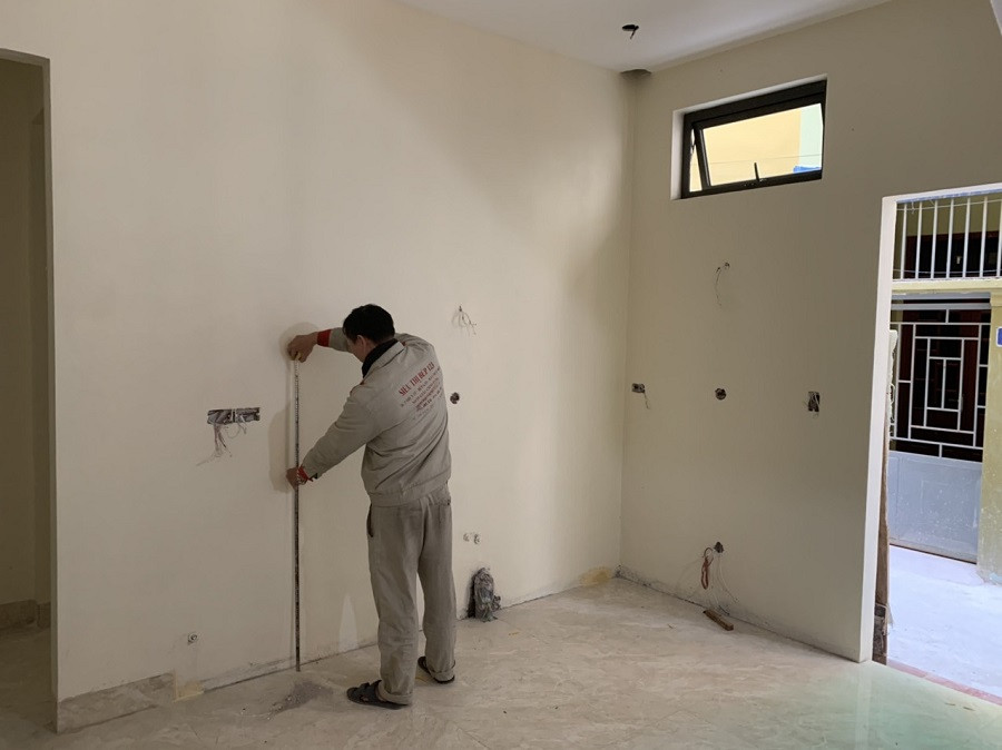 Kỹ thuật viên đang tiến hành khảo sát mặt bằng để lên bản vẽ thiết kế tủ bếp
