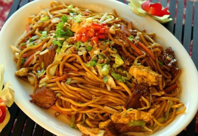 Mì xào Mie Goreng Jawa được trình bày bắt mắt với rau củ tươi