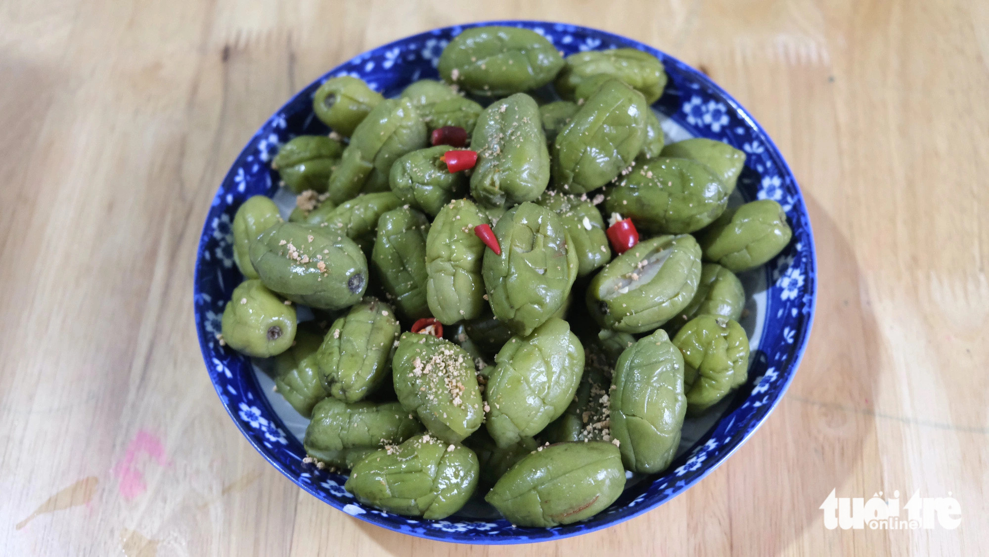 Món cà na trộn muối ớt được bày trên đĩa