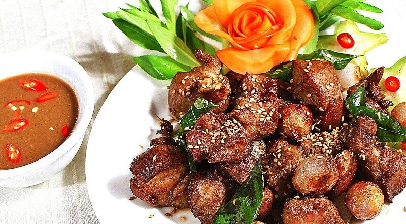 Món lẩu dê nóng hổi là lựa chọn tuyệt vời vào ngày mát trời
