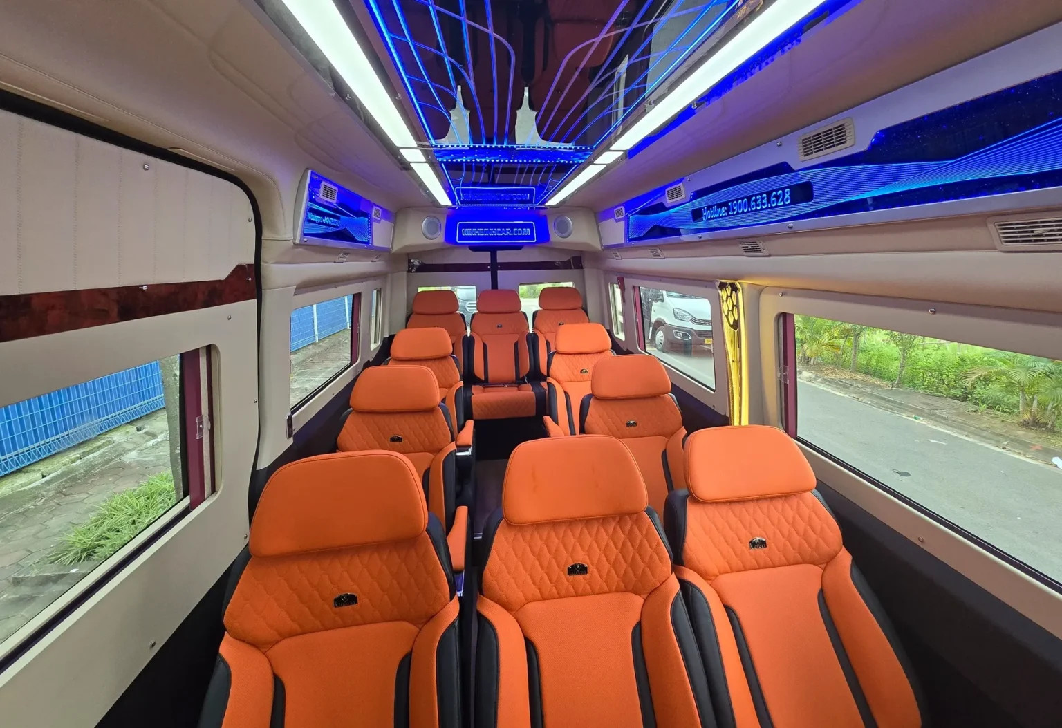 Một chiếc xe limousine đang dừng đỗ, sẵn sàng đón khách hoặc hoàn thành chuyến đi