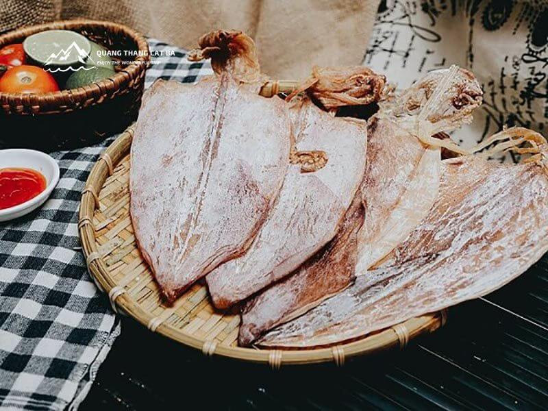 Mực khô Cát Bà phơi nắng