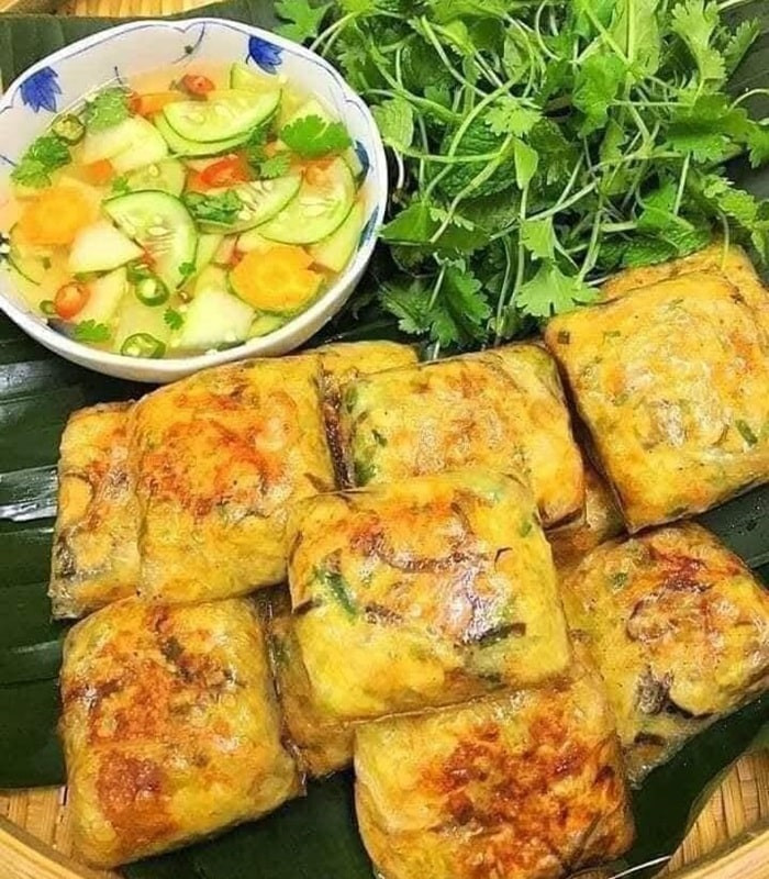 Nem cua bể vuông vức với nhân thịt cua tươi ngon, béo ngậy