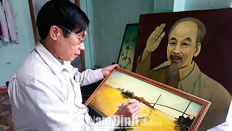 Nghệ nhân làng Cát Đằng đang chế tác sản phẩm sơn mài tinh xảo