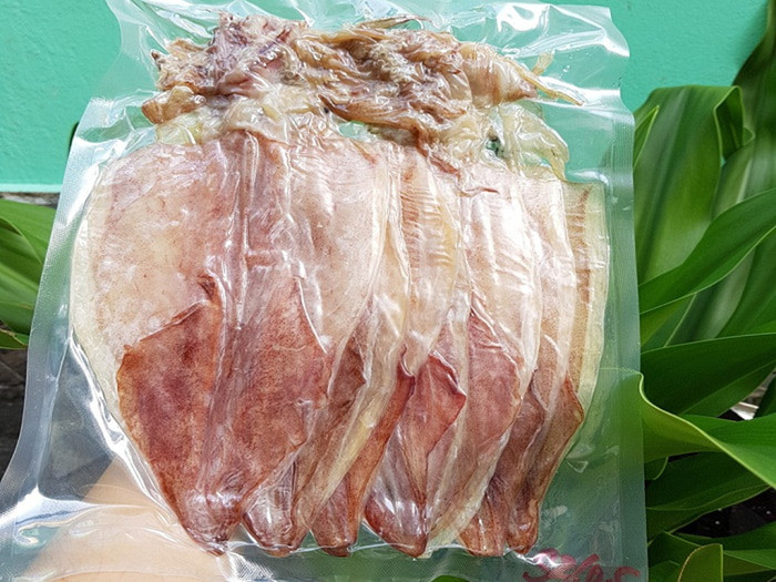 Những con mực khô tươi ngon, được phơi sấy tự nhiên
