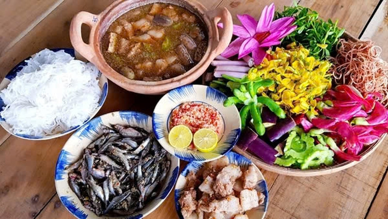 Nồi lẩu mắm nghi ngút khói với nhiều loại rau ăn kèm