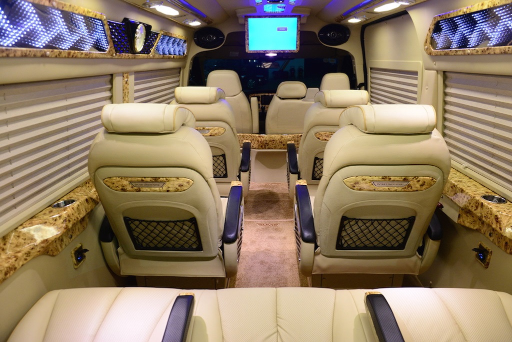 Nội thất xe limousine Long Giang với ghế ngồi tiện nghi và trang thiết bị hiện đại
