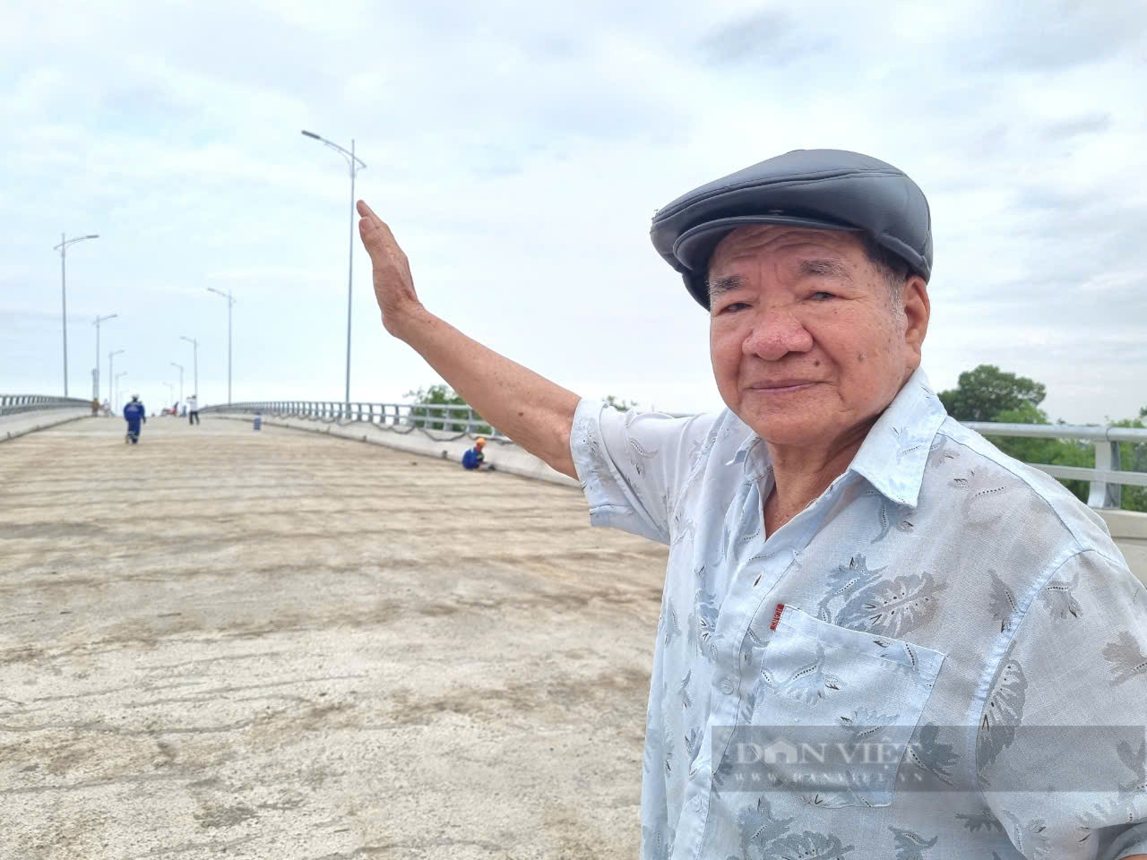 Ông Đào Nguyên Thứ (xã Yên Phong, huyện Ý Yên) vui mừng khi cầu Bến Mới đang gần hoàn thiện. ảnh: Vũ Thượng 