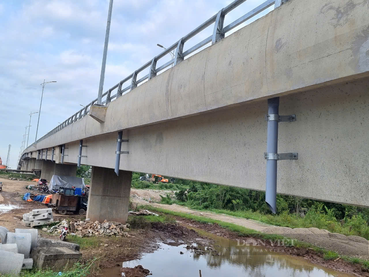 Ống thoát nước từ trên cầu Bến Mới xuống dưới đất. ảnh: Vũ Thượng 