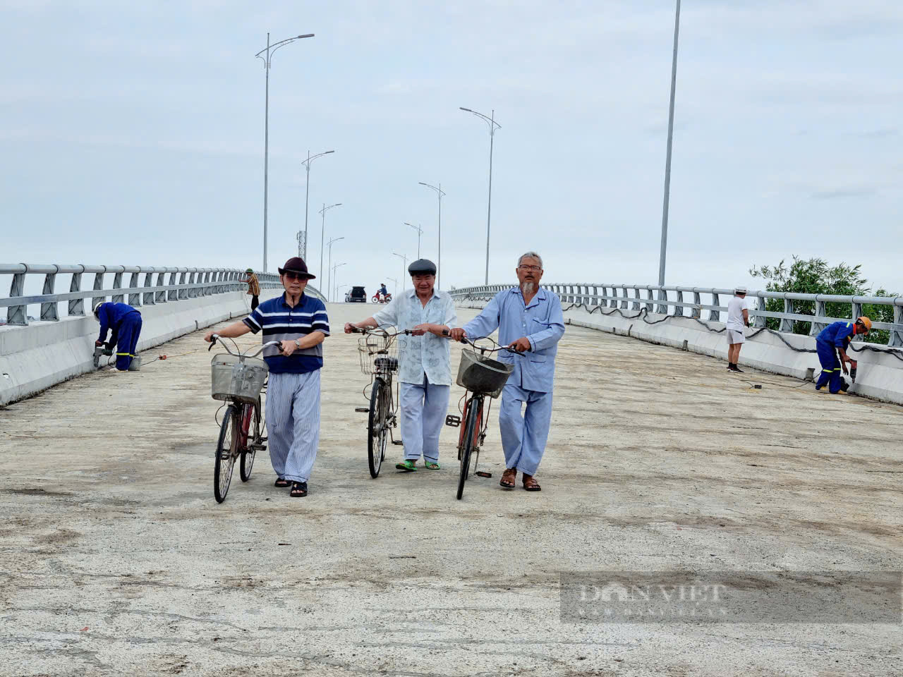 Ông Thứ cùng những người bạn đi bộ qua cầu Bến Mới. ảnh: Vũ Thượng 