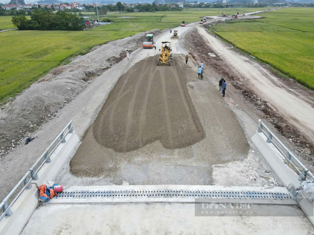 Phía tỉnh Ninh Bình đang được đơn vị thi công tiến hành lu mặt đường. ảnh: Vũ Thượng 