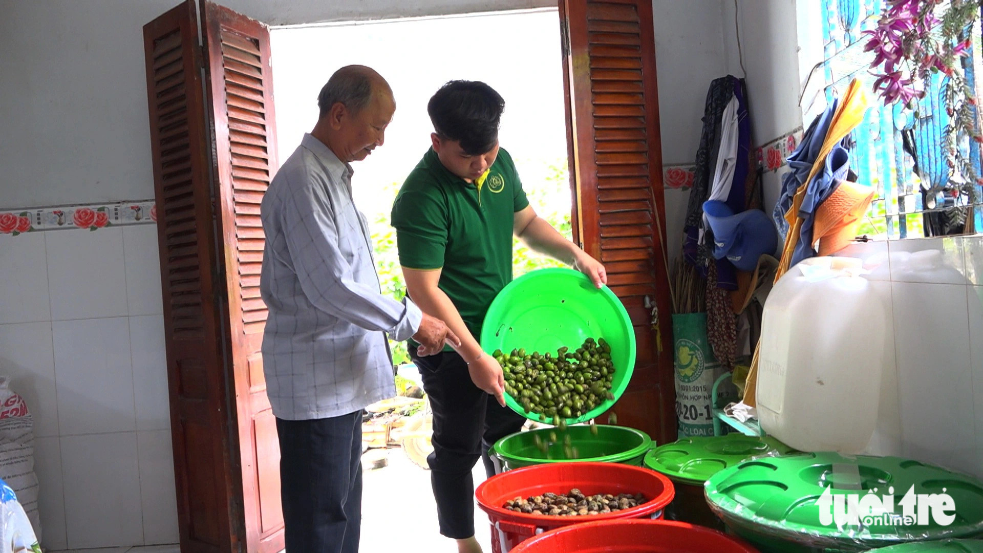 Rượu cà na được đóng chai và bày bán tại quầy hàng