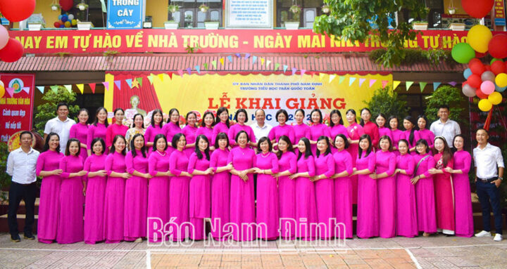 Tập thể cán bộ, giáo viên, nhân viên Trường Tiểu học Trần Quốc Toản tại Lễ khai giảng năm học mới 2024-2025. (ảnh cơ sở cung cấp)
