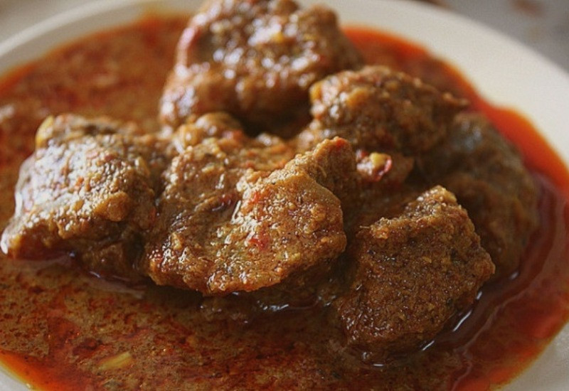 Thịt bò Rendang được ninh mềm với nước sốt đậm đặc