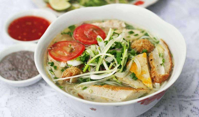 Tô bún chả cá nóng hổi với chả cá dai giòn và nước dùng thơm ngon