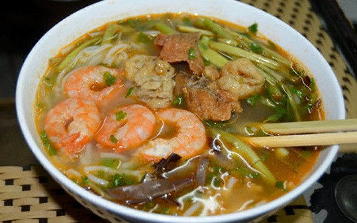 Tô bún tôm nóng hổi với tôm tươi và nước dùng Top1 8Day thế giới trò chơi tài xỉu tại Uông Bí
