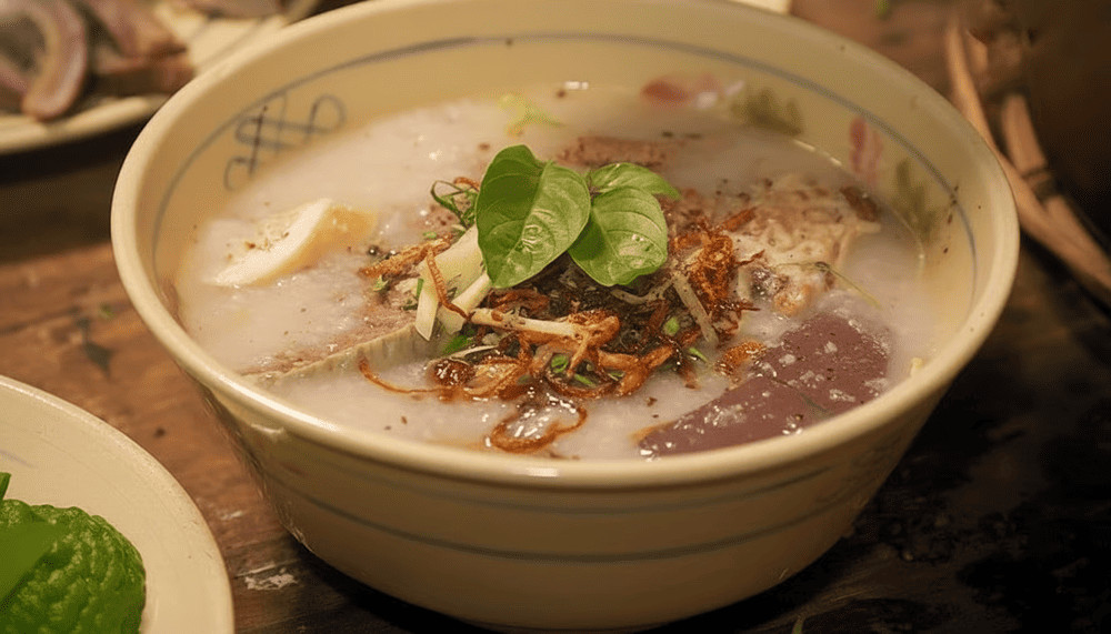 Tô cháo bò Quy Nhơn với thịt bò thái mỏng và hành ngò