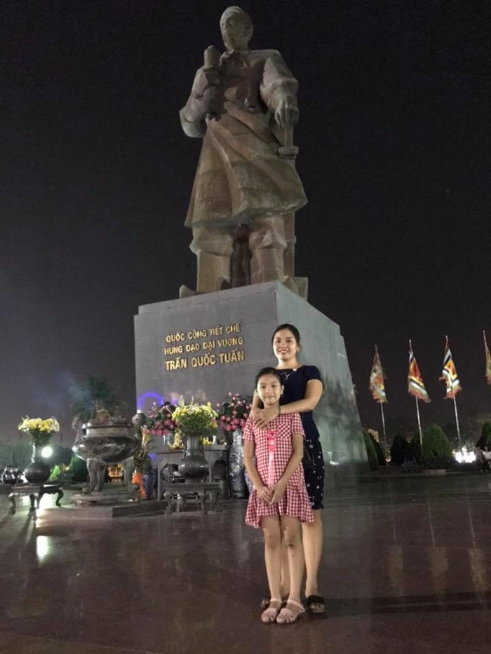 Tượng đài Trần Hưng Đạo vào buổi tối, lung linh ánh đèn