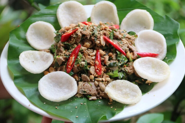 Vả trộn Huế được trộn đều với tôm thịt và rau thơm