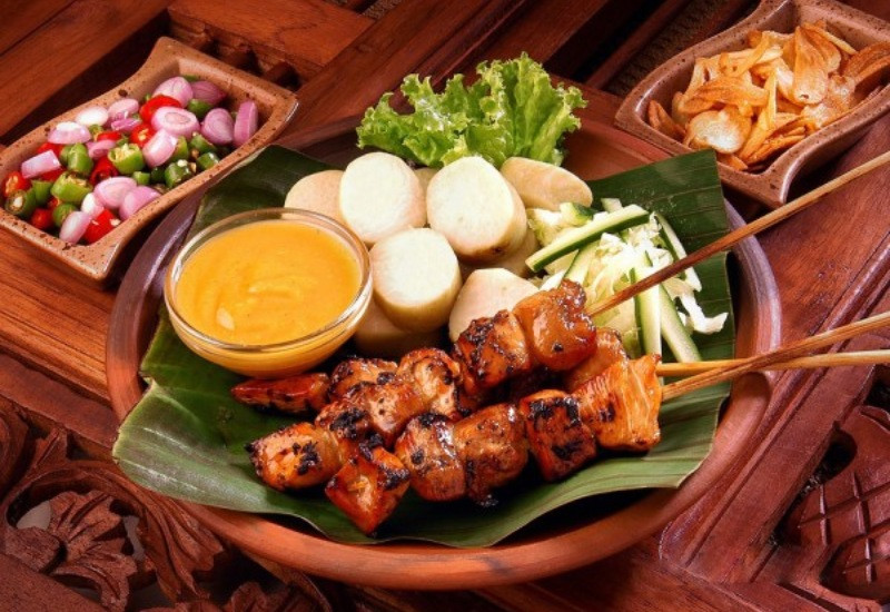 Xiên thịt Sate nướng thơm lừng được rưới nước sốt đậu phộng