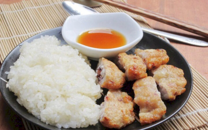 Xôi dẻo thơm kết hợp chả mực tươi ngon đặc trưng của Quảng Ninh